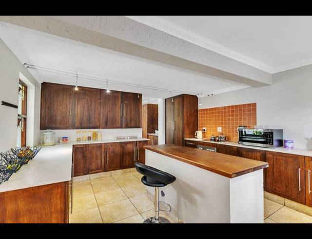 6 BEDROOM HOUSE FOR SALE IN BRYANSTON